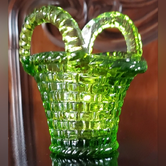 Vntg 4" Smith Glass 🥑 Green 2 Handle Basket - Picture 8 of 9